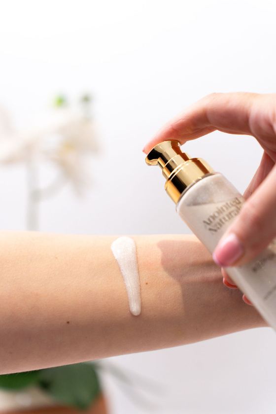 Pearl-toned shimmering body oil swatch